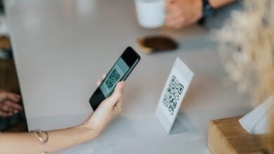 Die Technologie hinter QR-Codes und warum sie so effektiv ist QR-Codes begegnen uns heute fast überall: auf Restaurantmenüs, Verpackungen, Plakaten, Visitenkarten oder sogar auf Eintrittskarten für Veranstaltungen. Was früher hauptsächlich in der Industrie genutzt wurde, hat sich inzwischen zu einem der wichtigsten Werkzeuge der digitalen Kommunikation entwickelt. Ein kurzer Scan mit dem Smartphone genügt, und schon gelangt man zu einer Website, einem Video, einem Formular oder zu Kontaktdaten. Doch was steckt eigentlich hinter dieser Technologie – und warum funktionieren QR-Codes so erstaunlich gut? Gerade im Marketing und in der digitalen Kommunikation haben QR-Codes eine neue Bedeutung bekommen. Unternehmen nutzen sie, um Offline- und Online-Welten miteinander zu verbinden. Während früher komplizierte URLs eingegeben werden mussten, reicht heute ein Scan, um Inhalte sofort aufzurufen. In diesem Zusammenhang entstehen auch immer mehr kreative Anwendungen, etwa wenn Designer visuelle Inhalte optimieren oder sogar einen Hintergrund aus Bild entfernen, um ein klareres Design rund um QR-Codes zu erstellen. Die steigende Nutzung dieser Codes ist kein Zufall. Laut Statista wurden im Jahr 2022 weltweit über 89 Millionen Smartphone-Nutzer in den USA gezählt, die QR-Codes gescannt haben. Prognosen gehen davon aus, dass diese Zahl bis 2025 auf über 100 Millionen steigen wird. Diese Entwicklung zeigt, wie wichtig QR-Codes für moderne digitale Strategien geworden sind. Was genau ist ein QR-Code? Ein QR-Code (Quick Response Code) ist eine zweidimensionale Variante des klassischen Barcodes. Während ein gewöhnlicher Barcode Informationen nur horizontal speichert, nutzt ein QR-Code sowohl die horizontale als auch die vertikale Ebene. Dadurch kann er deutlich mehr Daten speichern. Ein QR-Code besteht aus mehreren wichtigen Elementen: Positionsmarkierungen in drei Ecken, die dem Scanner helfen, den Code auszurichten Datenmodule, in denen die eigentlichen Informationen gespeichert sind Fehlerkorrekturmechanismen, die beschädigte Teile ausgleichen können Diese Struktur sorgt dafür, dass QR-Codes schnell und zuverlässig gelesen werden können – selbst wenn sie teilweise beschädigt oder verschmutzt sind. Wie funktioniert die Technologie hinter QR-Codes? Die Technologie hinter QR-Codes basiert auf einem einfachen, aber sehr effizienten Prinzip: Daten werden in einer Matrix aus schwarzen und weißen Quadraten gespeichert. Jedes Quadrat repräsentiert eine bestimmte Informationseinheit. Wenn ein Smartphone oder Scanner einen QR-Code erkennt, passiert Folgendes: Die Kamera identifiziert die Positionsmarkierungen. Die Software richtet den Code automatisch korrekt aus. Die einzelnen Datenmodule werden analysiert. Die gespeicherten Informationen werden entschlüsselt. Diese Informationen können unterschiedlich sein. Häufig enthalten QR-Codes: URLs Kontaktdaten (vCard) WLAN-Zugangsdaten Produktinformationen Zahlungslinks Der große Vorteil: Der Scan dauert meist weniger als eine Sekunde. Fehlerkorrektur: Der geheime Erfolgsfaktor Einer der wichtigsten Gründe für die Zuverlässigkeit von QR-Codes ist ihr integrierter Fehlerkorrekturmechanismus. Dieser basiert auf sogenannten Reed-Solomon-Algorithmen. QR-Codes können je nach Einstellung bis zu 30 % beschädigte Daten tolerieren und trotzdem korrekt gelesen werden. Das bedeutet: Ein Teil des Codes kann verdeckt sein Der Code kann leicht verschmutzt sein Logos oder Designs können integriert werden Trotzdem bleibt er funktionsfähig. Genau deshalb können Designer QR-Codes kreativ gestalten, ohne ihre Funktion zu verlieren. Warum QR-Codes so effektiv sind QR-Codes sind nicht nur technisch interessant – sie sind auch extrem praktisch. Es gibt mehrere Gründe, warum sie so erfolgreich geworden sind. 1. Sofortiger Zugriff auf Informationen Ein QR-Code reduziert den Weg zwischen Nutzer und Inhalt auf einen einzigen Schritt: den Scan. Dadurch sinkt die sogenannte Conversion-Barriere erheblich. Beispiel: Ein Plakat mit QR-Code kann direkt zu einer Landingpage, einem Rabatt oder einer Eventanmeldung führen. 2. Verbindung von Offline und Online QR-Codes sind eine der effektivsten Methoden, um physische Medien mit digitalen Inhalten zu verbinden. Typische Beispiele sind: Produktverpackungen Flyer Plakate Magazine Visitenkarten Ein einfacher Scan kann eine komplette digitale Erfahrung starten. 3. Einfache Implementierung QR-Codes sind extrem leicht zu erstellen. Viele Online-Tools generieren sie innerhalb von Sekunden. Außerdem funktionieren sie auf fast allen modernen Smartphones ohne zusätzliche Apps. Diese niedrige Einstiegshürde hat dazu beigetragen, dass QR-Codes weltweit verbreitet sind. 4. Messbarkeit im Marketing Ein weiterer Vorteil ist die Analysefähigkeit. Unternehmen können genau verfolgen: wie oft ein Code gescannt wurde von welchem Gerät aus welcher Region Dadurch lassen sich Marketingkampagnen viel genauer auswerten. Einsatzbereiche von QR-Codes heute QR-Codes werden inzwischen in vielen Branchen eingesetzt. Marketing und Werbung Unternehmen nutzen QR-Codes für: Produktkampagnen Rabattaktionen Social-Media-Verlinkungen Eventregistrierungen Gastronomie Während der Pandemie wurden QR-Codes besonders populär, weil sie kontaktlose Menüs ermöglichten. Logistik In der Industrie helfen QR-Codes dabei, Produkte zu verfolgen und Informationen über Lieferketten zu speichern. Bildung Auch im Bildungsbereich werden QR-Codes genutzt, um Lernmaterialien oder digitale Ressourcen schnell zugänglich zu machen. Die Zukunft der QR-Code-Technologie Die Entwicklung von QR-Codes ist noch lange nicht abgeschlossen. Neue Trends zeigen, dass sie weiterhin eine wichtige Rolle spielen werden. Einige Entwicklungen sind besonders spannend: Dynamische QR-Codes Diese Codes können ihre Zieladresse ändern, ohne dass der Code selbst neu erstellt werden muss. Design-QR-Codes Marken integrieren Logos, Farben und visuelle Elemente, um ihre Codes stärker an das Corporate Design anzupassen. Integration mit Augmented Reality In Zukunft könnten QR-Codes auch AR-Erlebnisse starten. Fazit QR-Codes sind ein beeindruckendes Beispiel dafür, wie eine einfache technische Idee enorme Auswirkungen auf unseren digitalen Alltag haben kann. Ihre Kombination aus einfacher Nutzung, hoher Datenkapazität und robuster Fehlerkorrektur macht sie zu einem äußerst effektiven Werkzeug. Besonders im Marketing, im Handel und in der Kommunikation haben sie sich als unverzichtbar etabliert. Sie verbinden physische und digitale Welten auf eine Weise, die schnell, intuitiv und effizient ist. Mit steigender Smartphone-Nutzung und neuen kreativen Anwendungen wird ihre Bedeutung in den kommenden Jahren wahrscheinlich sogar noch weiter wachsen. QR-Codes sind also weit mehr als nur kleine schwarz-weiße Kästchen – sie sind ein Schlüssel zur nahtlosen Verbindung zwischen der realen und der digitalen Welt.